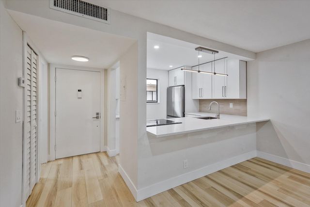 5220 Las Verdes Circle 321, Delray Beach, FL 33484