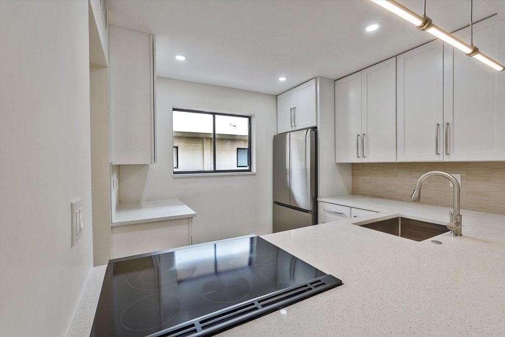 5220 Las Verdes Circle 321, Delray Beach, FL 33484