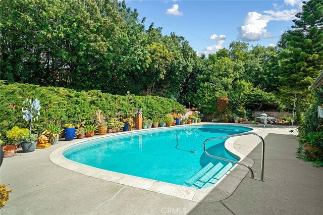 881 Dublin Court, Upland, CA 91784