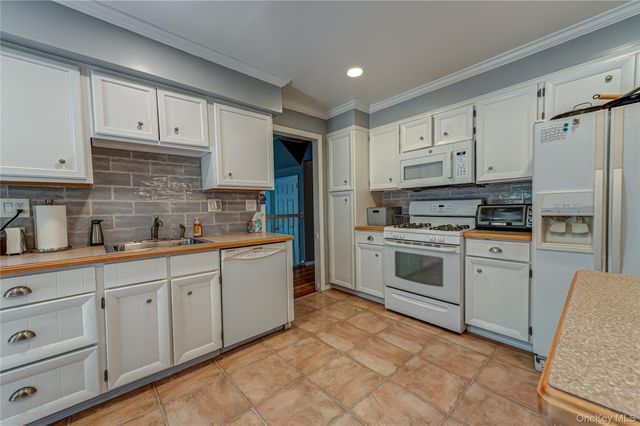 20 Evon Drive, Syosset, NY 11791