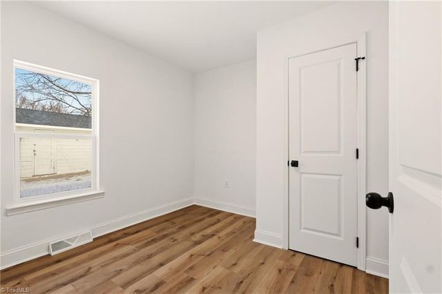 1823 Mcknight Mill Road, Greensboro, NC 27405