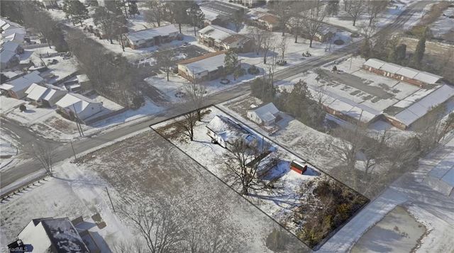 1823 Mcknight Mill Road, Greensboro, NC 27405