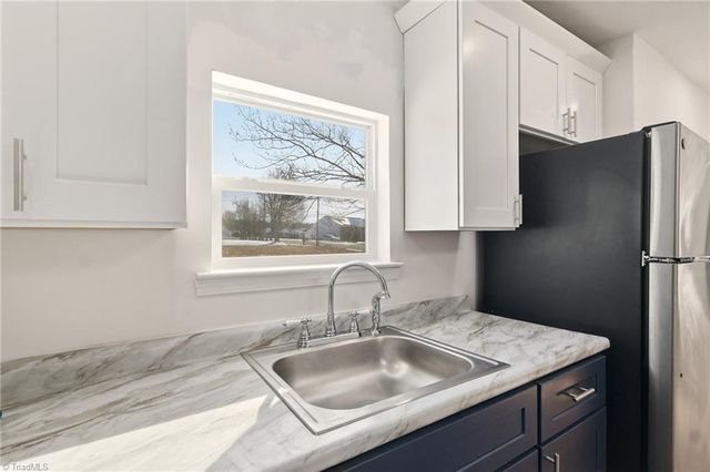 1823 Mcknight Mill Road, Greensboro, NC 27405