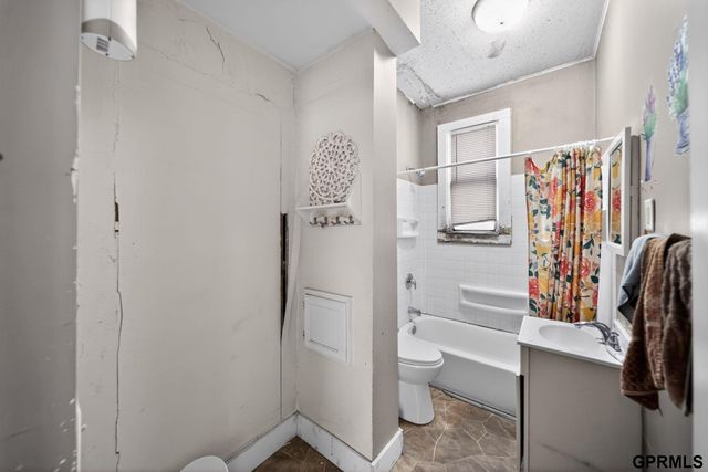 2707 S 20Th Street, Omaha, NE 68108