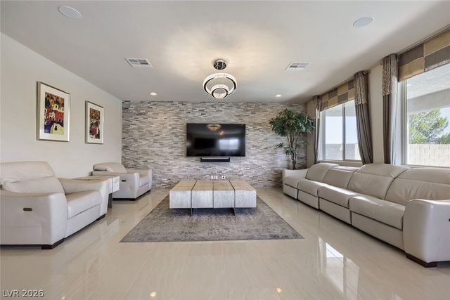 24 Crooked Putter Drive, Las Vegas, NV 89148