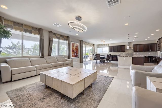 24 Crooked Putter Drive, Las Vegas, NV 89148