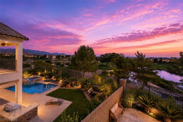 24 Crooked Putter Drive, Las Vegas, NV 89148