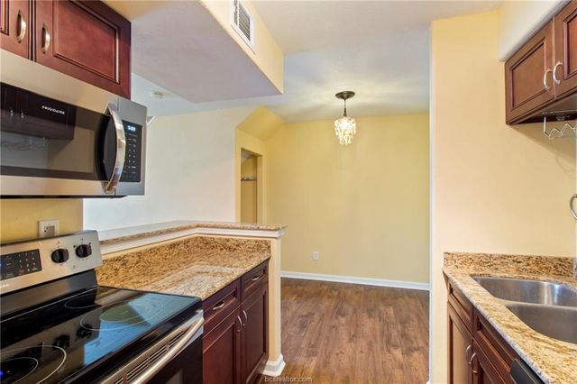 904 University Oaks Boulevard 56, College Station, TX 77840