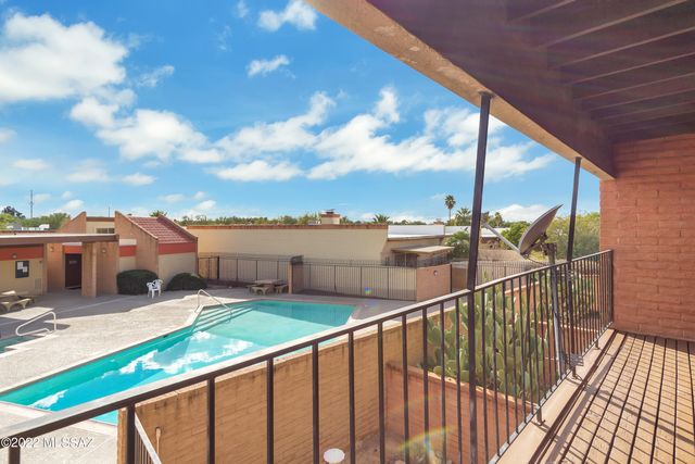 9484 E Golden W Street, Tucson, AZ 85710