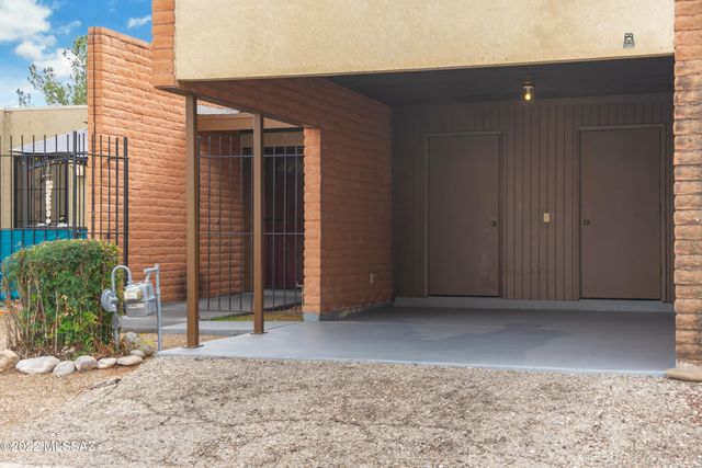 9484 E Golden W Street, Tucson, AZ 85710