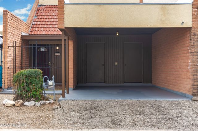 9484 E Golden W Street, Tucson, AZ 85710
