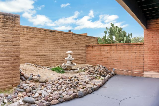 9484 E Golden W Street, Tucson, AZ 85710