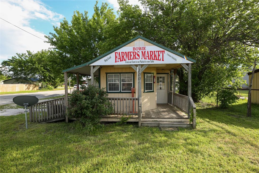 100 Clay Street, Bowie, TX 76255