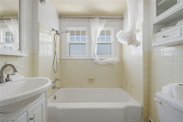 1415 Blossom Park Avenue, Lakewood, OH 44107