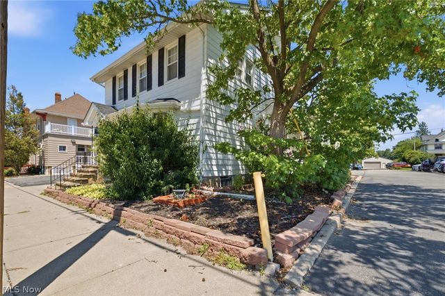 1415 Blossom Park Avenue, Lakewood, OH 44107