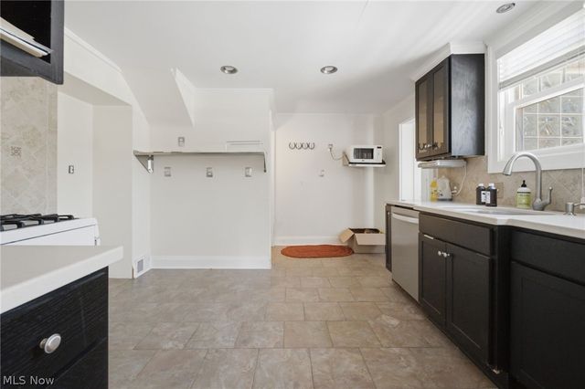 1415 Blossom Park Avenue, Lakewood, OH 44107