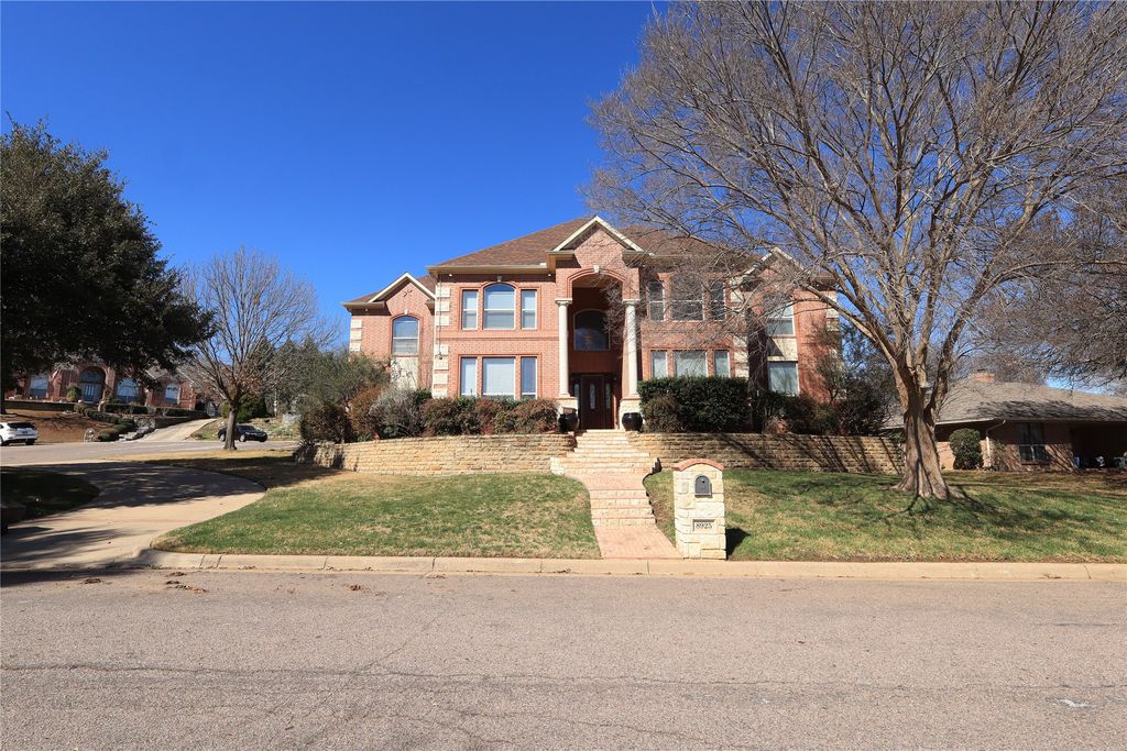 8925 Hunters Glen Trail, Fort Worth, TX 76120
