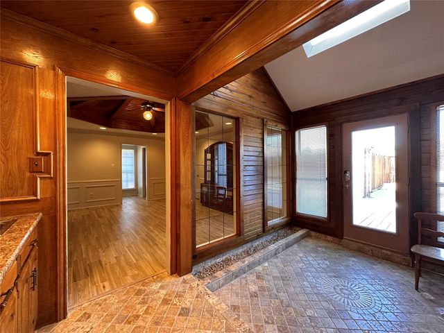 1030 Clinton Street, Carrollton, TX 75007