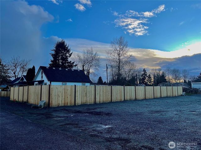 8518 9th Ave E, Tacoma, WA 98445