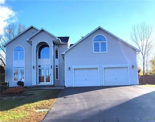 7276 Moss Creek Circle, Salina, NY 13090