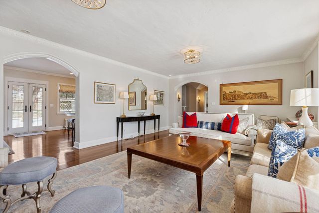 2116 W Lake Of The Isles Parkway, Minneapolis, MN 55405