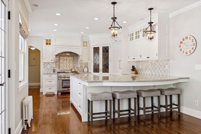 2116 W Lake Of The Isles Parkway, Minneapolis, MN 55405