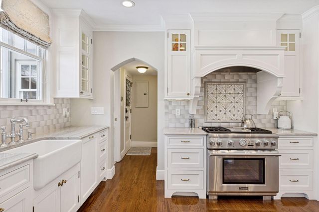 2116 W Lake Of The Isles Parkway, Minneapolis, MN 55405