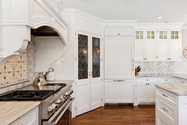 2116 W Lake Of The Isles Parkway, Minneapolis, MN 55405