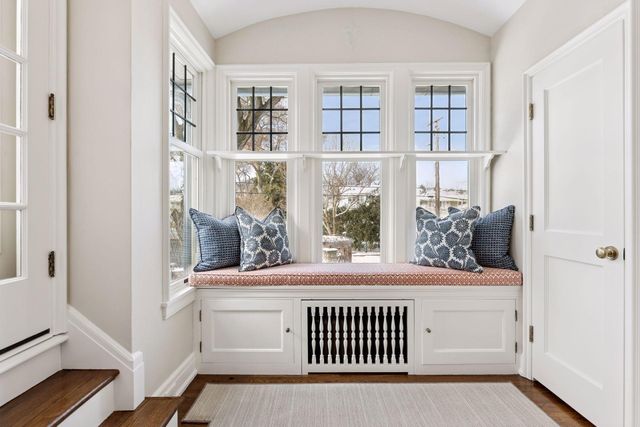 2116 W Lake Of The Isles Parkway, Minneapolis, MN 55405