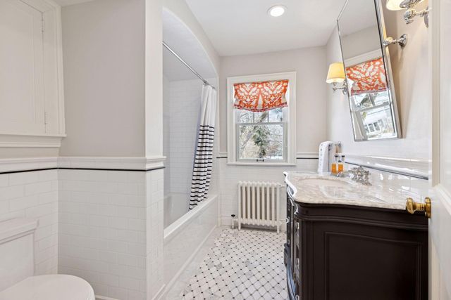 2116 W Lake Of The Isles Parkway, Minneapolis, MN 55405