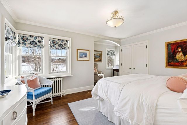 2116 W Lake Of The Isles Parkway, Minneapolis, MN 55405