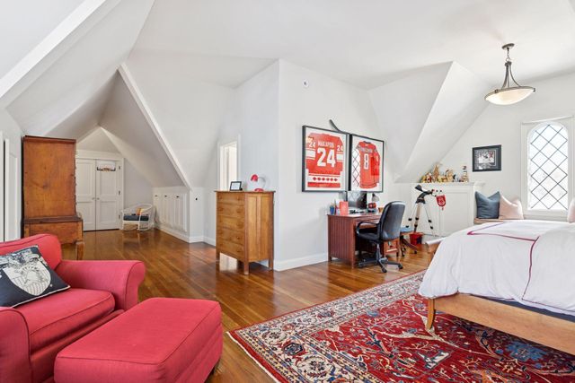 2116 W Lake Of The Isles Parkway, Minneapolis, MN 55405