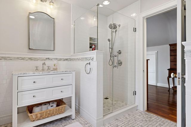 2116 W Lake Of The Isles Parkway, Minneapolis, MN 55405