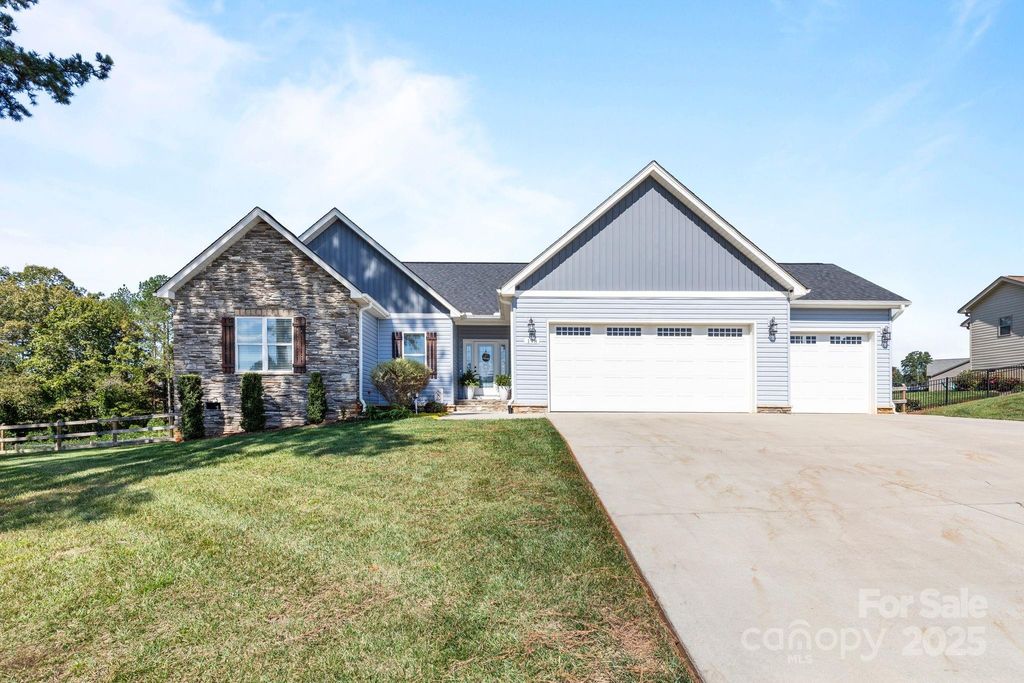 198 Castle Pines Lane, Statesville, NC 28625