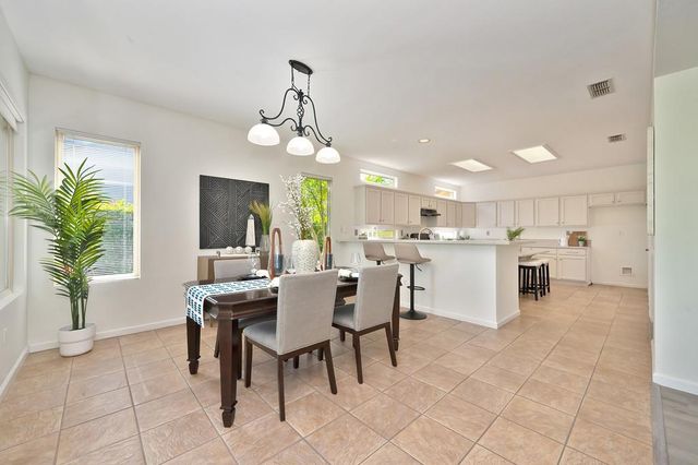 912 Castleberry Ln, Lincoln, CA 95648