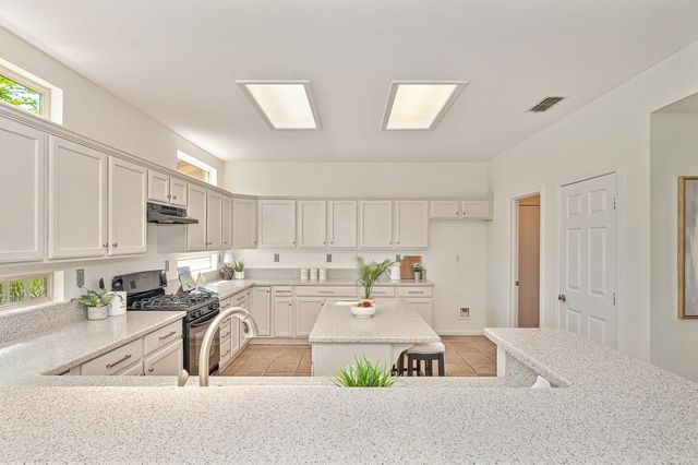 912 Castleberry Ln, Lincoln, CA 95648