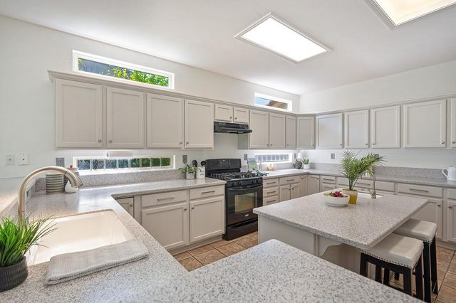 912 Castleberry Ln, Lincoln, CA 95648