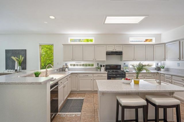 912 Castleberry Ln, Lincoln, CA 95648