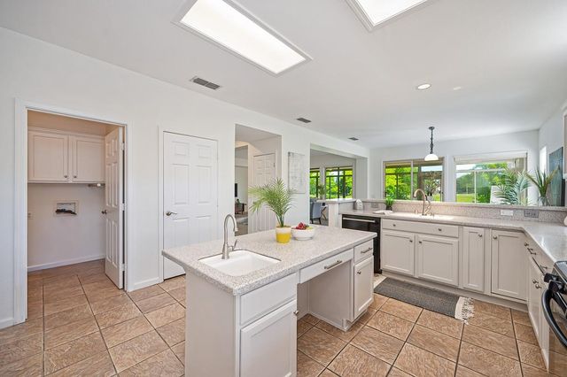 912 Castleberry Ln, Lincoln, CA 95648