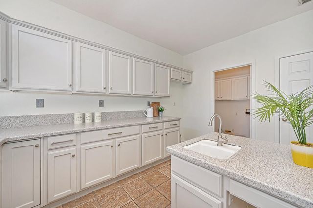 912 Castleberry Ln, Lincoln, CA 95648