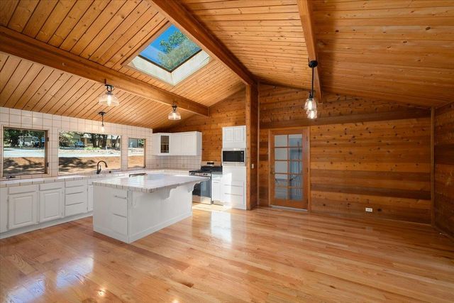5104 Crestline Dr, Foresthill, CA 95631