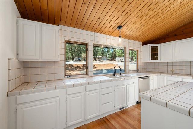 5104 Crestline Dr, Foresthill, CA 95631