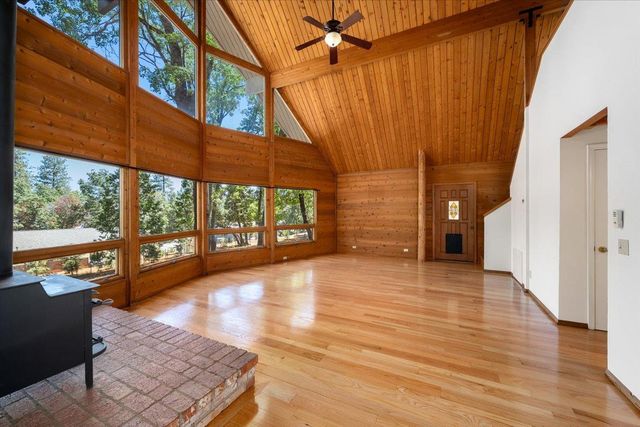 5104 Crestline Dr, Foresthill, CA 95631