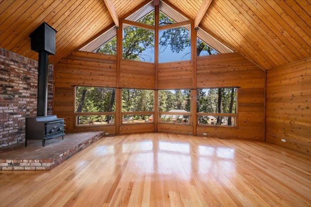5104 Crestline Dr, Foresthill, CA 95631