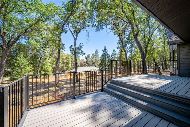5104 Crestline Dr, Foresthill, CA 95631