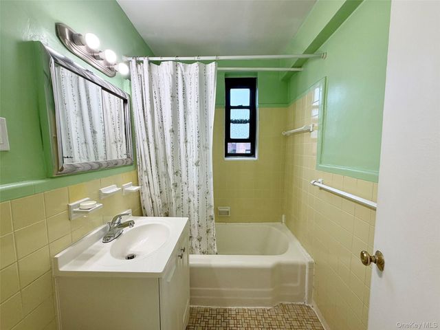 63-95 Austin Street 2G, Rego Park, NY 11374