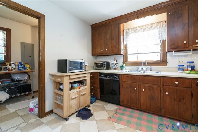 7092 Foxlair Dr, Mechanicsville, VA 23111