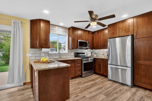 18320 W Linda Lane, Gurnee, IL 60031