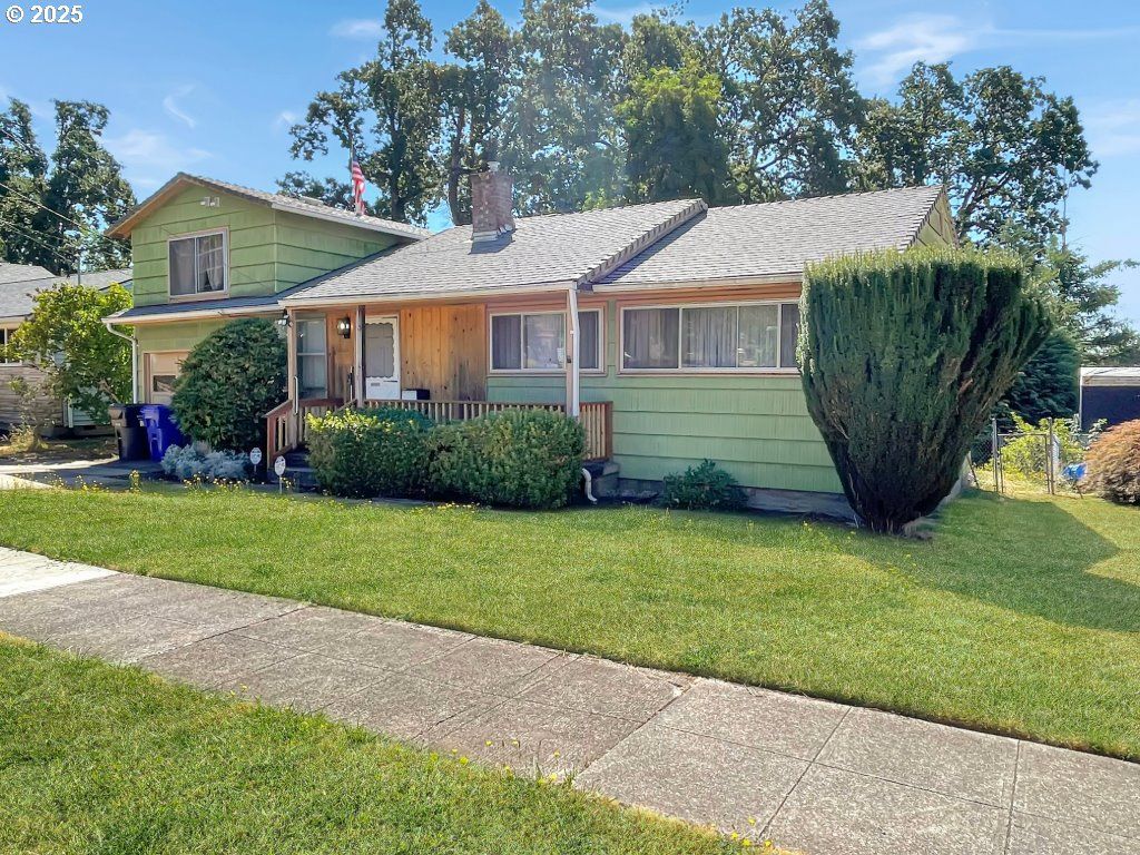 515 E HEREFORD St, Gladstone, OR 97027