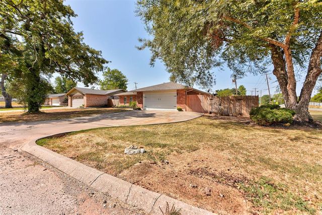 1073 Harrison Street, Harrah, OK 73045